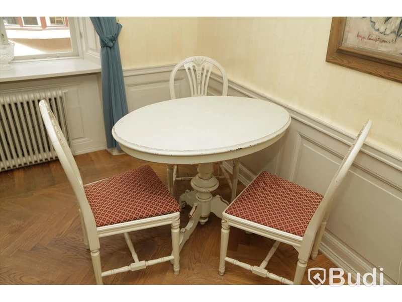 Set med ovalt träbord och 3 stolar