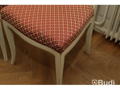 Set med 2 trästolar i textil