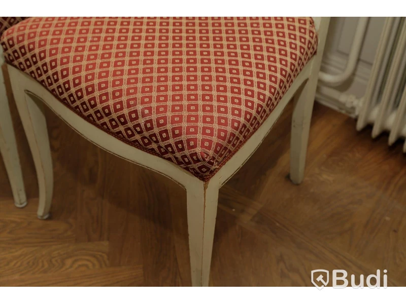 Set med 2 trästolar i textil