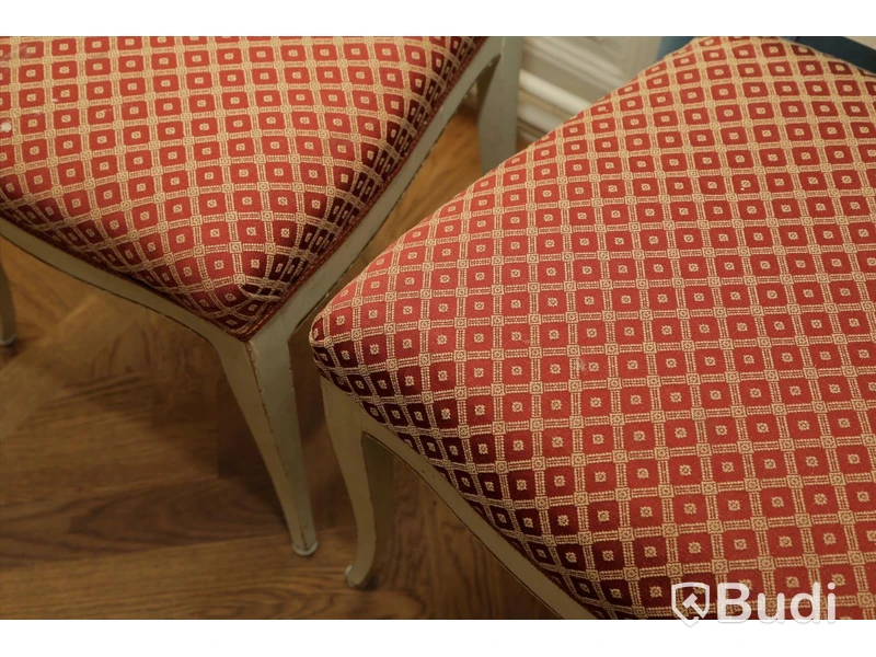 Set med 2 trästolar i textil