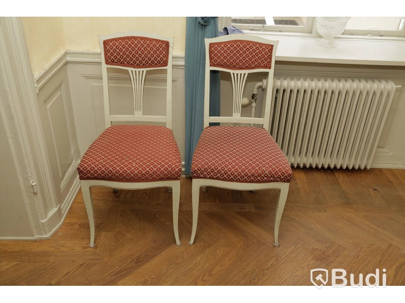 Set med 2 trästolar i textil