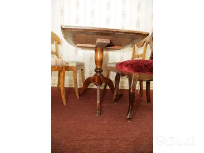 Set med träbord och 4 trästolar