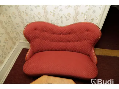 Set med träbord, 3 st stolar samt soffa