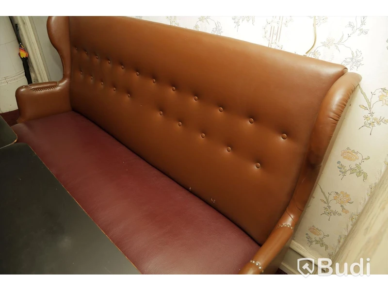 Set med två rektangulära träbord, 4 stolar, soffa i skinn/imitation samt matta