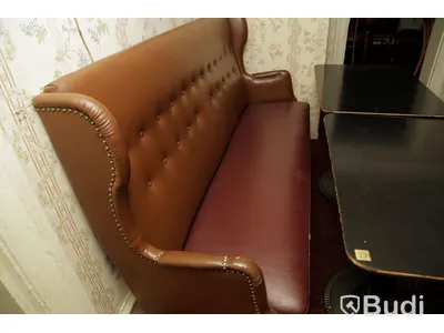 Set med två rektangulära träbord, 4 stolar, soffa i skinn/imitation samt matta