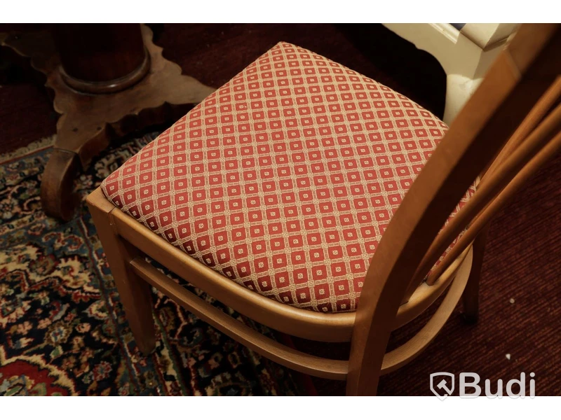 Set med ovalt träbord samt 2 trästolar i textil och träsoffa med brodyr