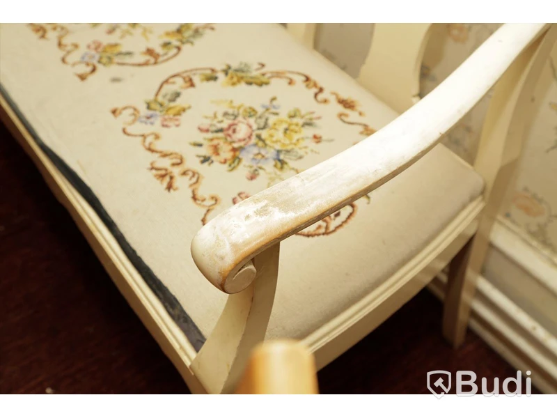 Set med ovalt träbord samt 2 trästolar i textil och träsoffa med brodyr