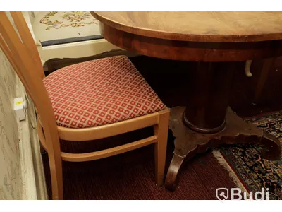 Set med ovalt träbord samt 2 trästolar i textil och träsoffa med brodyr