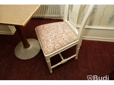 Set med 2 träbord och 2 trästolar i textil