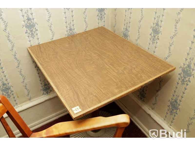 Set med 2 träbord och 2 trästolar i textil