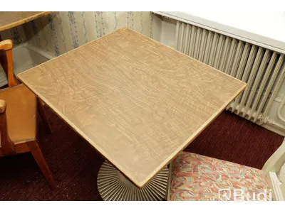 Set med 2 träbord och 2 trästolar i textil