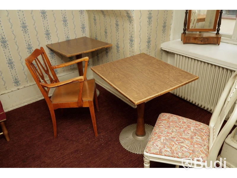 Set med 2 träbord och 2 trästolar i textil
