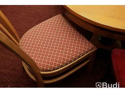 Set med 2 träbord, 2 trästolar samt soffa i textil