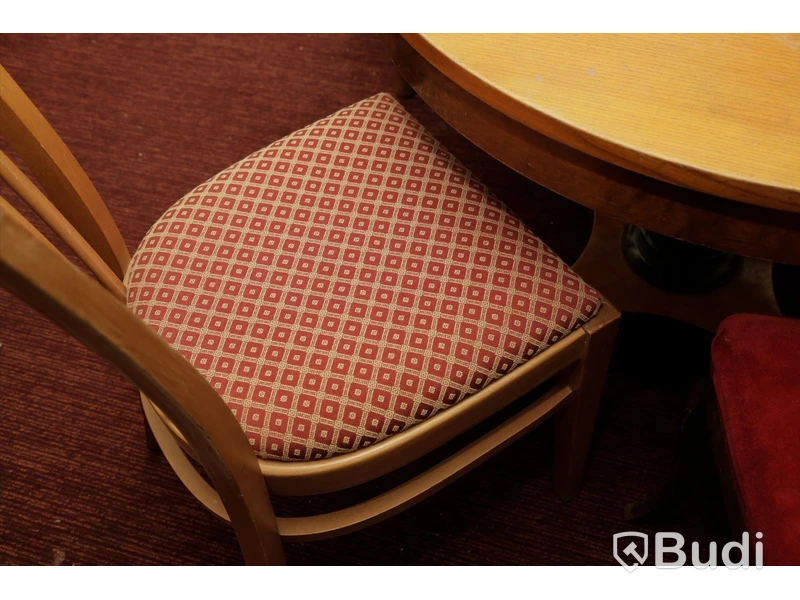 Set med 2 träbord, 2 trästolar samt soffa i textil