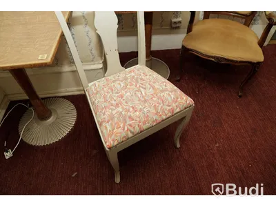 Set med 2 träbord och 2 trästolar i textil