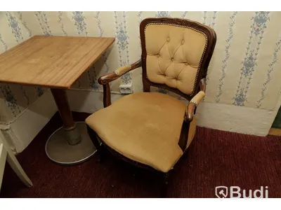 Set med 2 träbord och 2 trästolar i textil