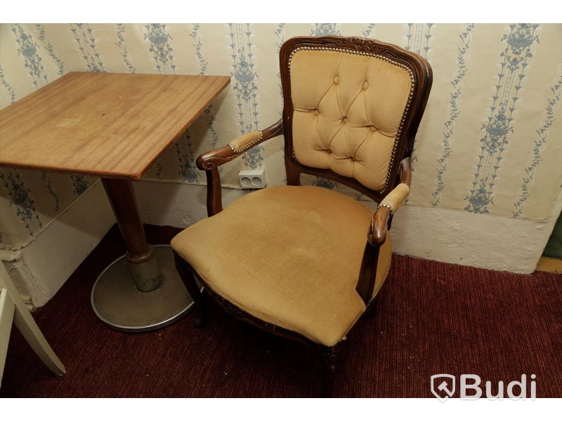 Set med 2 träbord och 2 trästolar i textil