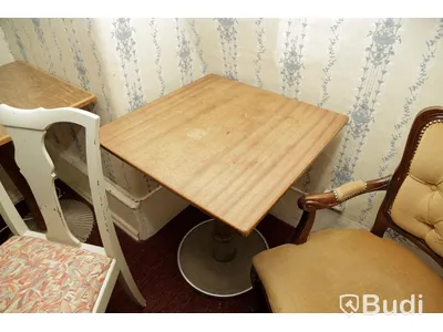 Set med 2 träbord och 2 trästolar i textil