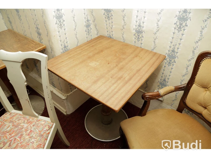 Set med 2 träbord och 2 trästolar i textil