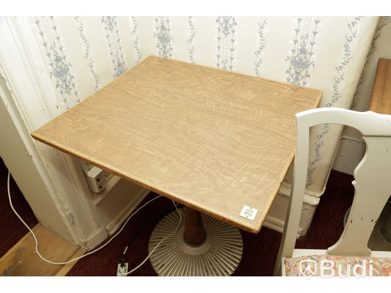Set med 2 träbord och 2 trästolar i textil