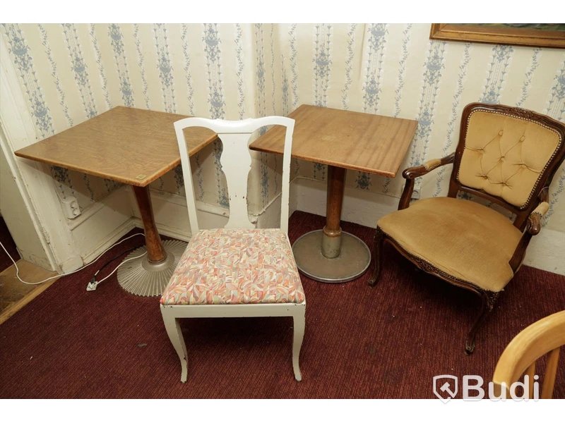 Set med 2 träbord och 2 trästolar i textil