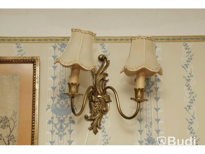 Set med 4 tavlor och 2 vägghängda lampor