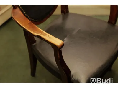 Set med runt träbord, 4 trästolar med skinn/imitation samt bordslampa