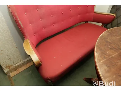 Set med runt träbord, träsoffa samt porslinsprydnad