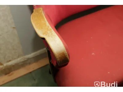 Set med runt träbord, träsoffa samt porslinsprydnad