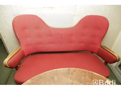 Set med runt träbord, träsoffa samt porslinsprydnad