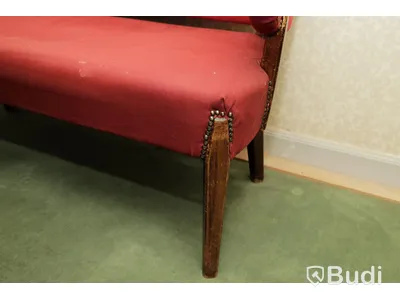 Set med runt träbord, träsoffa samt porslinsprydnad