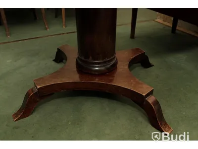 Set med runt träbord, träsoffa samt porslinsprydnad