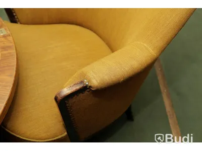 Set med runt träbord samt 4 st träfåtöljer i textil