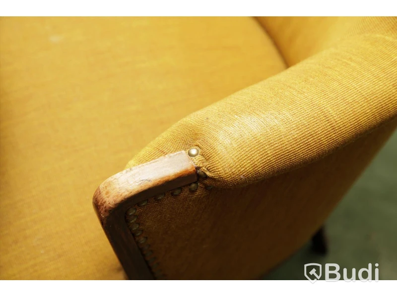 Set med runt träbord samt 4 st träfåtöljer i textil