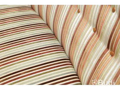 Soffa i trä i sammetsliknande textil