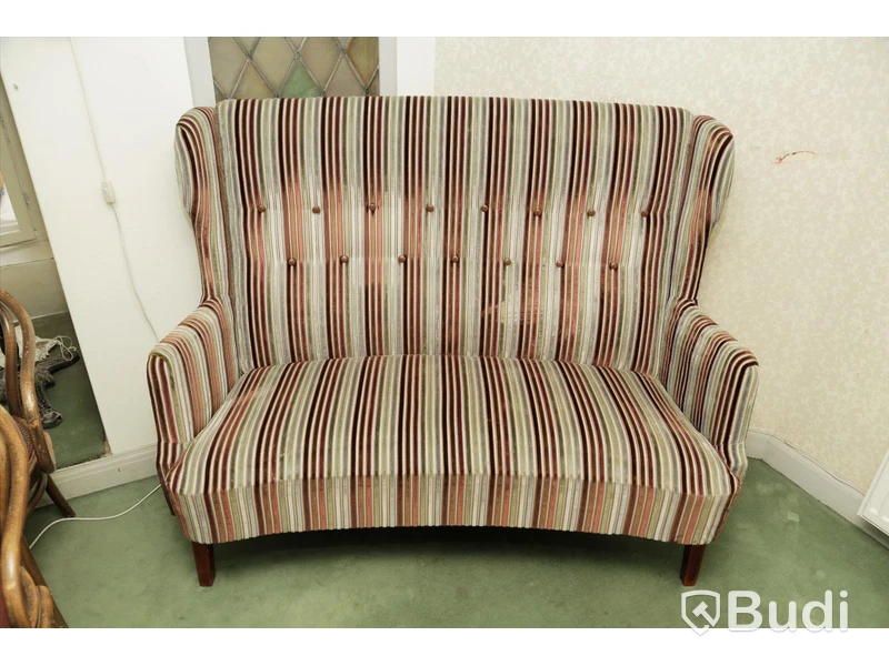 Soffa i trä i sammetsliknande textil