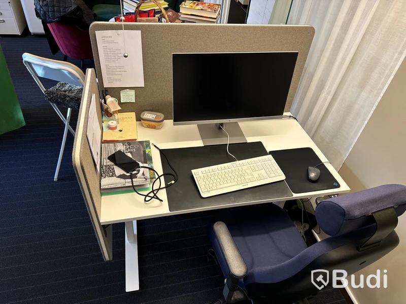 Höj- och sänkbart skrivbord med skärmar och kontorsstol