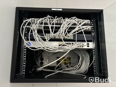Serverskåp med innehåll