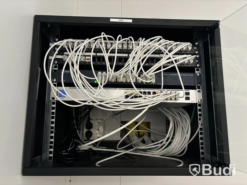 Serverskåp med innehåll