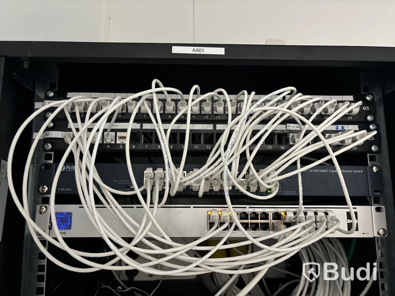 Serverskåp med innehåll
