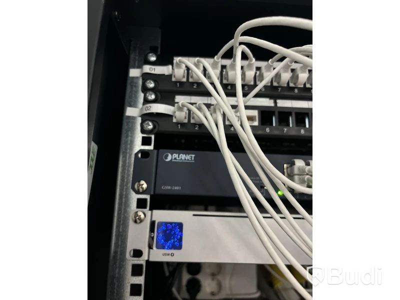 Serverskåp med innehåll
