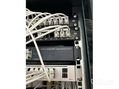 Serverskåp med innehåll