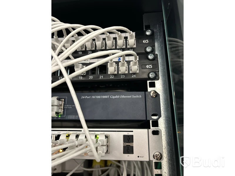 Serverskåp med innehåll