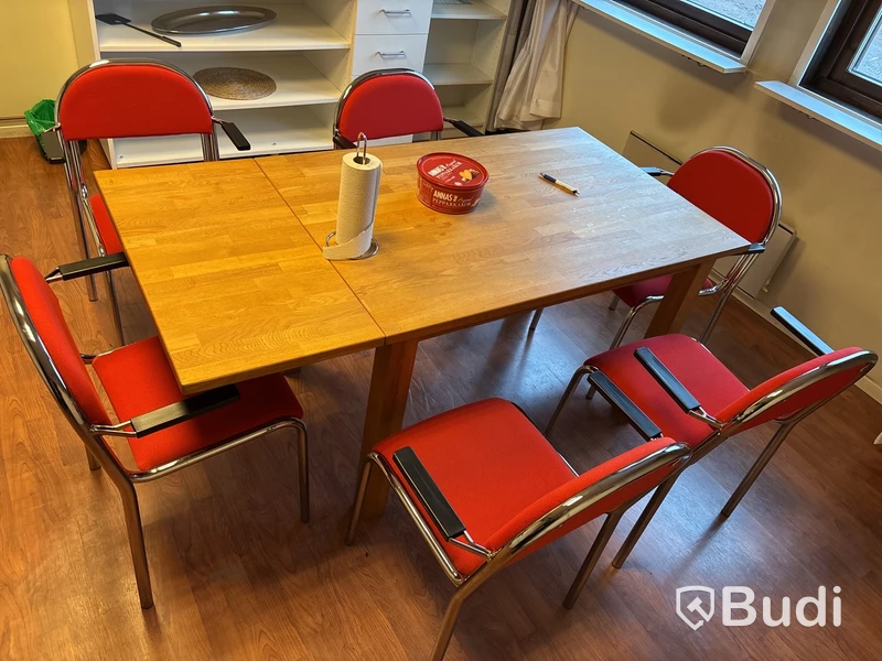Matbord med 6 st stolar.