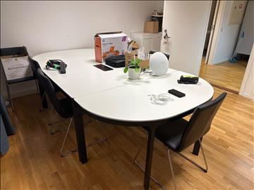 Konferensbord i 4 delar med medialåda samt 5st stolar