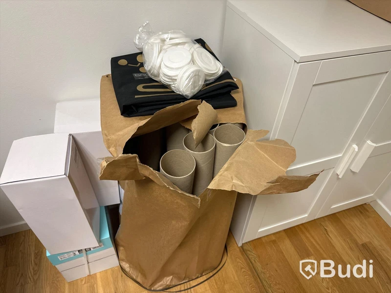 Bruten förpackning med nya affischrullar