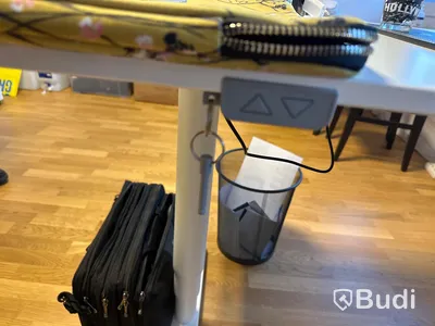 Elektriskt höj och sänkbart skrivbord