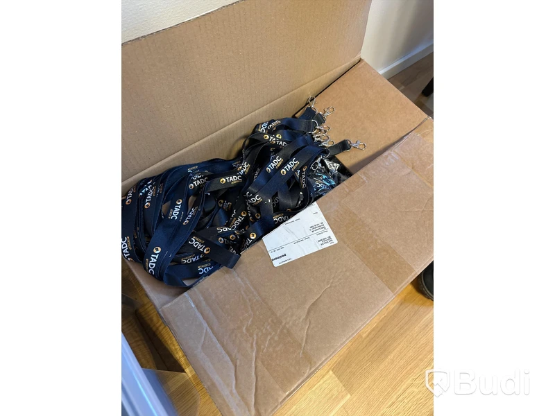 Kartong med lanyards brandade