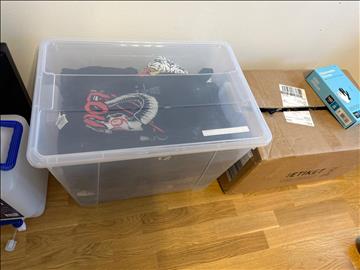 Låda med merch. T-shirts