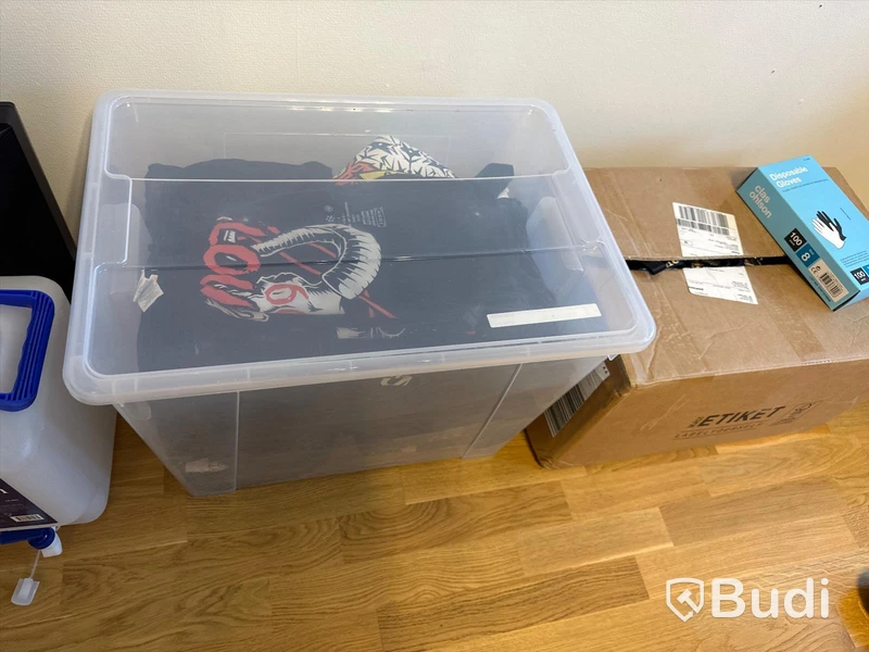 Låda med merch. T-shirts